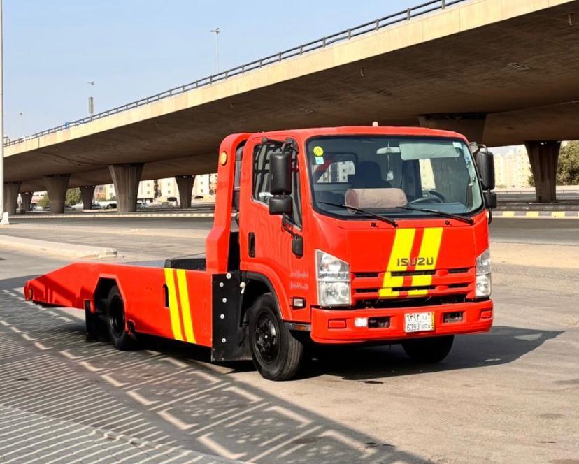 سطحة ISUZU حمراء جاهزة للخدمة