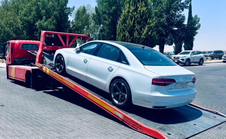 سطحة تنقل سيارة أودي بيضاء في المدينة المنورة